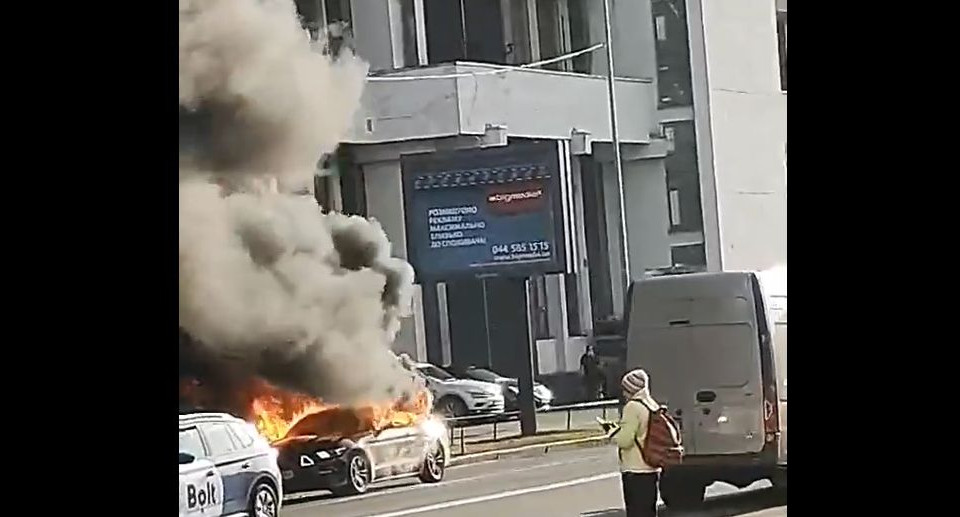 Стоит столб черного дыма: в Киеве вспыхнула легковушка, видео