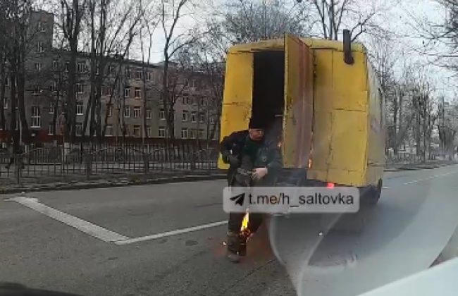 В Харькове на ходу вспыхнул автомобиль коммунальщиков