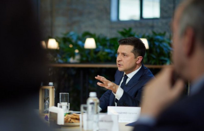 Президент Зеленский заявил, что не борется за власть, но преждевременно уходить с поста не будет