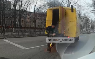В Харькове на ходу вспыхнул автомобиль коммунальщиков