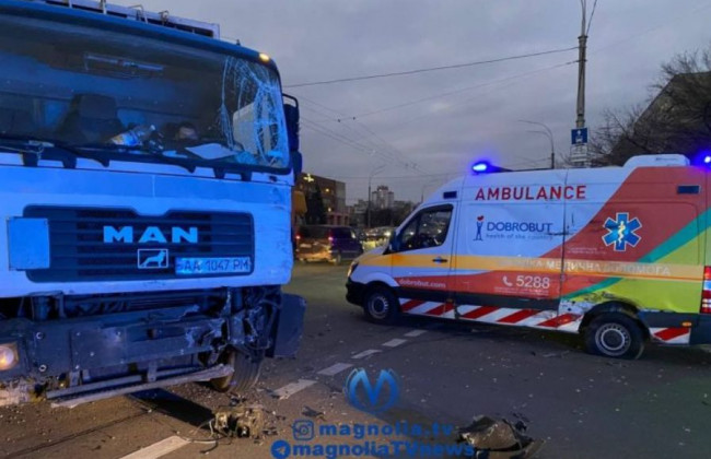 Странное ДТП в Киеве: мусоровоз протаранил карету скорой, видео