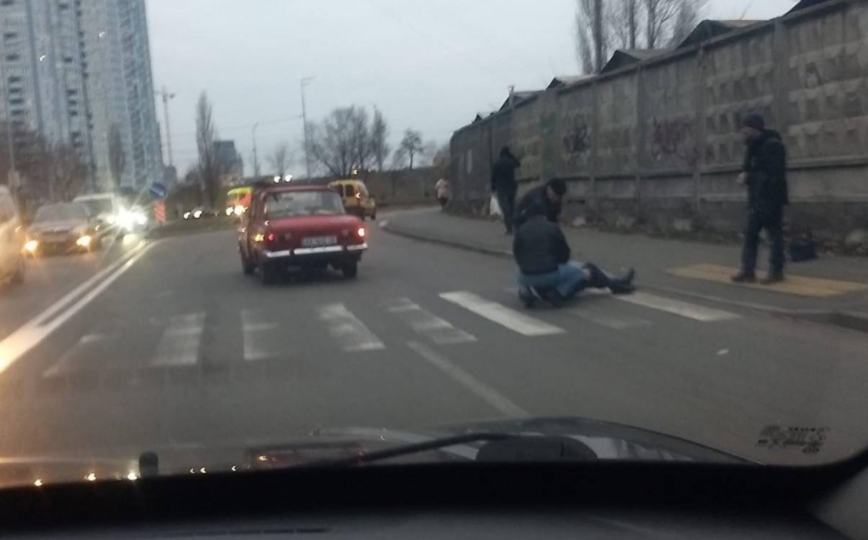 В Киеве «Москвич» снес женщину на пешеходном переходе