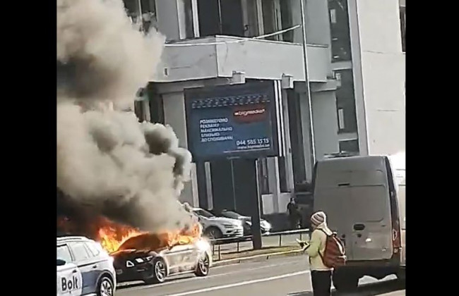 Стоит столб черного дыма: в Киеве вспыхнула легковушка, видео