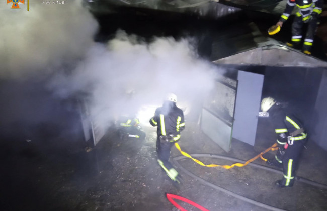 В Киеве на Оболони из-за одного авто сгорели четыре, видео