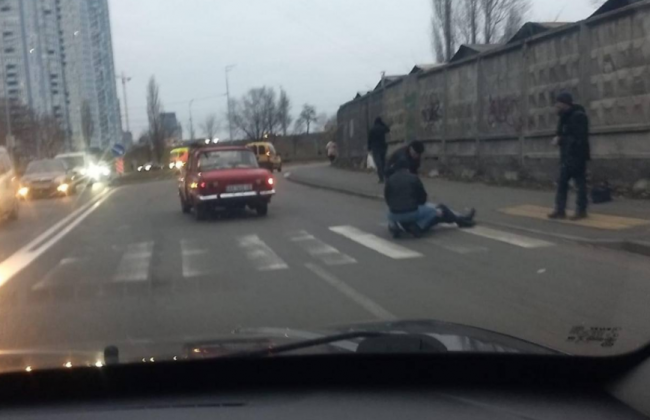 В Киеве «Москвич» снес женщину на пешеходном переходе