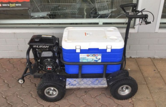 Водителя холодильника задержали за езду без прав по тротуару