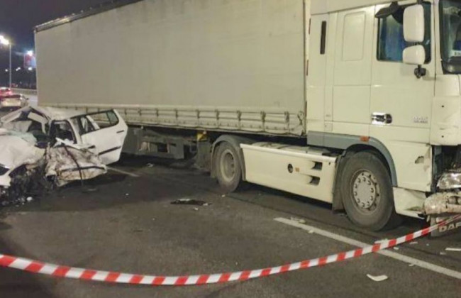 Смертельное ДТП в Киеве: легковушка влетела в фуру, фото