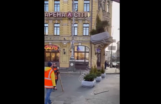 Были столбики, потом бетонные блоки, теперь будут клумбы: что творят на Бессарабке