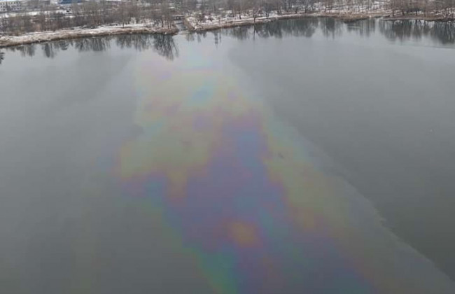 Велика нафтова пляма на озері в Києві: прокуратура контролює розслідування