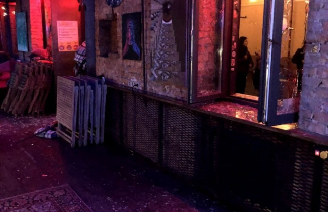 В Киеве ультраправые разгромили известный бар на Подоле и избили охранников, видео