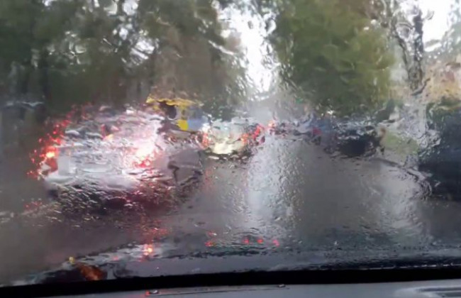 Водителям сообщили, как безопасно ездить во время дождливой погоды