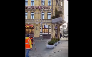 Были столбики, потом бетонные блоки, теперь будут клумбы: что творят на Бессарабке