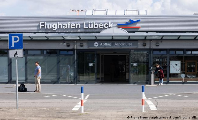 В немецком аэропорту врач вводил желающим самодельную вакцину: пострадали 50 человек