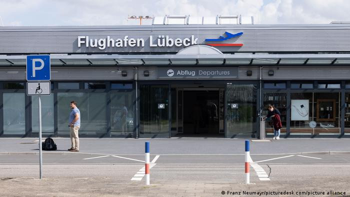 В немецком аэропорту врач вводил желающим самодельную вакцину: пострадали 50 человек