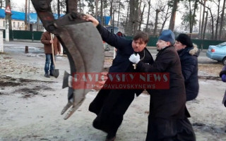 Священники УПЦ и ПЦУ устроили потасовку из-за строительства храма под Киевом