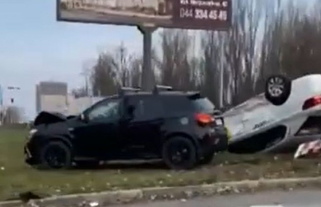 ДТП с опрокидыванием в Киеве: такси столкнулось с легковушкой, видео
