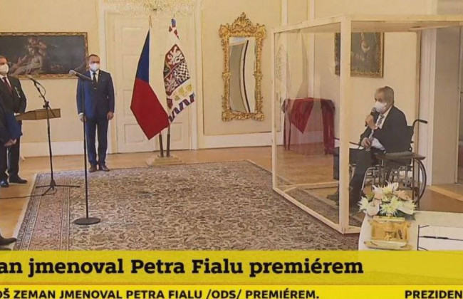 Сидел в стеклянной клетке: как президент Чехии назначил нового премьера, фото