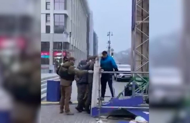 В Киеве вандал попытался разрушить Ханукию на Крещатике