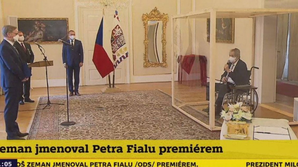 Сидел в стеклянной клетке: как президент Чехии назначил нового премьера, фото
