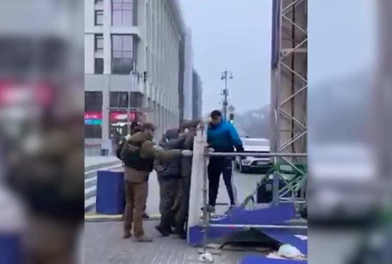 В Киеве вандал попытался разрушить Ханукию на Крещатике