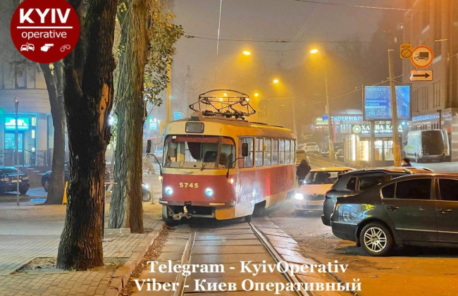 В центре Киева трамвай сошел с рельсов