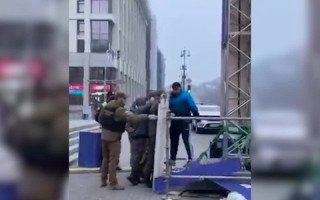 В Киеве вандал попытался разрушить Ханукию на Крещатике