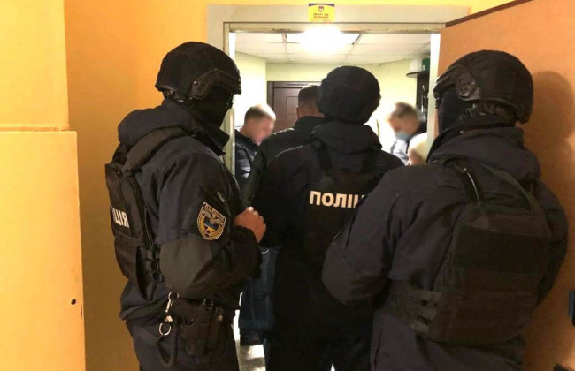 Поліція викрила підпільний центр з виготовлення державних документів на Київщині