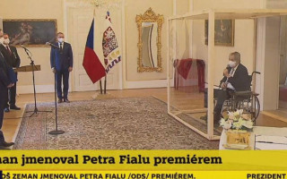 Сидел в стеклянной клетке: как президент Чехии назначил нового премьера, фото