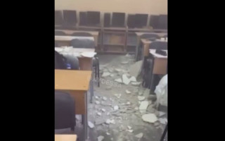 Чуть не прибил детей: в одесской школе посреди урока рухнул потолок, видео