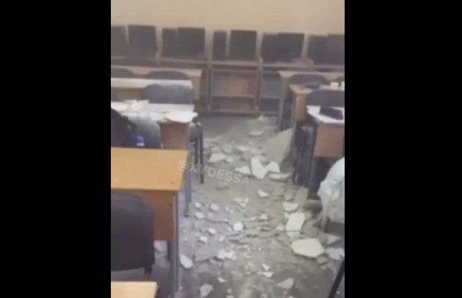 Чуть не прибил детей: в одесской школе посреди урока рухнул потолок, видео