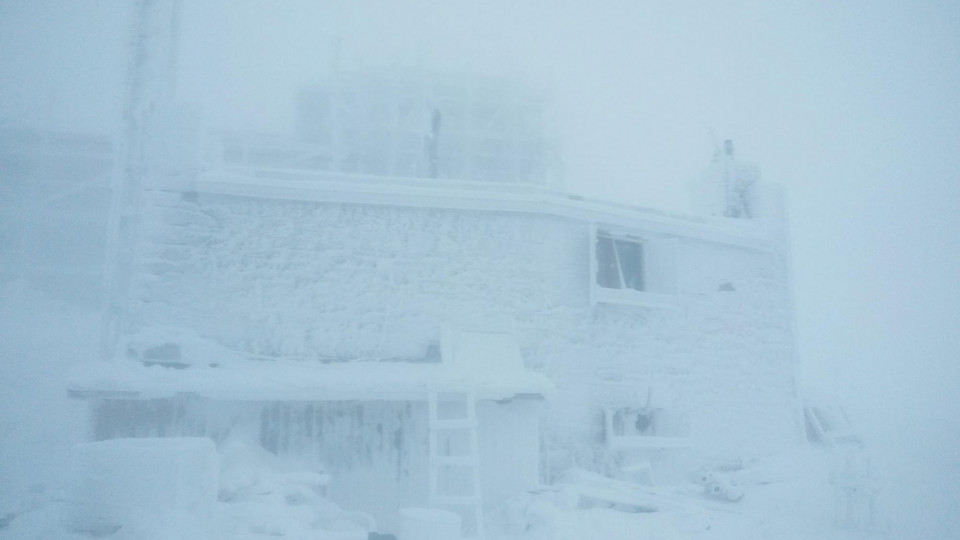 В Карпаты пришла зима: горы засыпает снегом