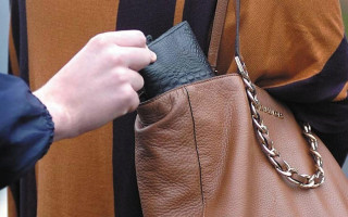 В Киеве наглые воровки пытались обчистить пенсионерку