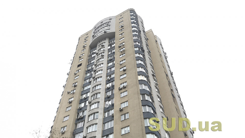 Мгновенная смерть: в Мариуполе мужчина выпал с балкона 14 этажа