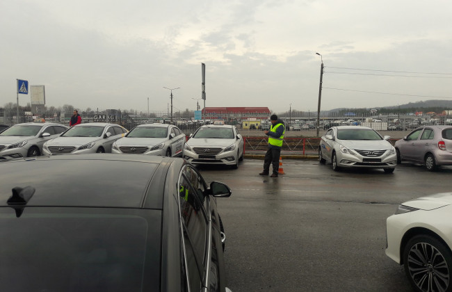 В Киеве на муниципальных парковках орудуют «черные» парковщики