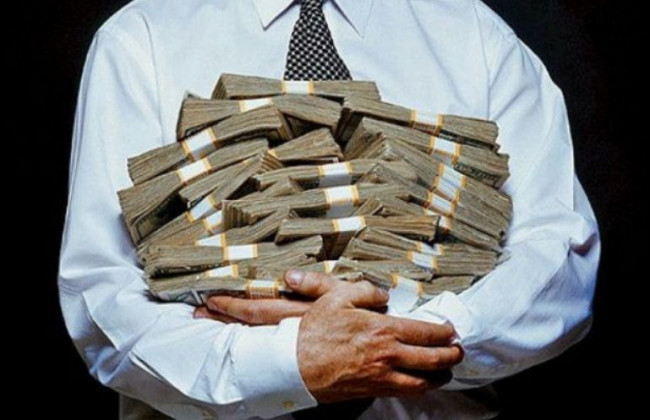 Чиновники та депутати залишаться без величезних зарплат: Рада готується їх обмежити