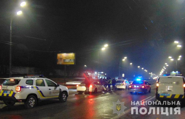 У Києві працівник автомийки викрав Tesla клієнта та влаштував ДТП