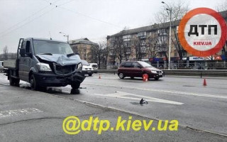 Скользкая дорога и не соблюдение дистанции: в Киеве произошло ДТП