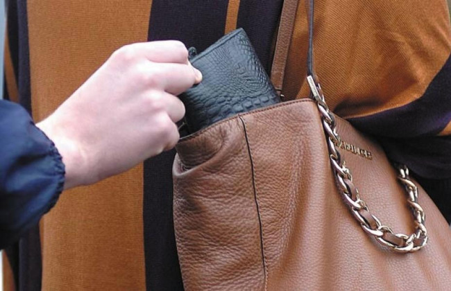 В Киеве наглые воровки пытались обчистить пенсионерку