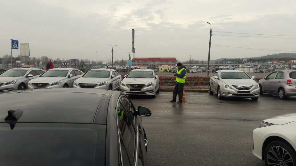 В Киеве на муниципальных парковках орудуют «черные» парковщики