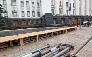 Под Офисом Президента начали устанавливать ледяной каток: фото