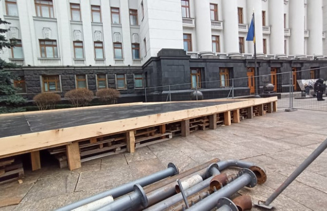 Под Офисом Президента начали устанавливать ледяной каток: фото