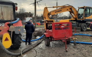 Харьковские дома остались без воды, зато дороги с фонтанами: видео потопа