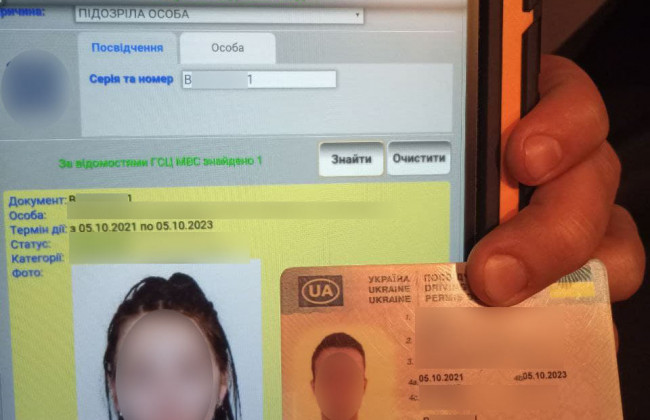 В Киеве водителя остановили за нарушение ПДД, но попался на фальшивых правах
