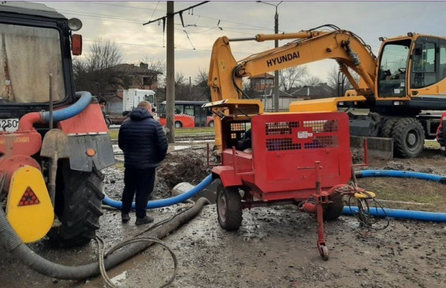 Харьковские дома остались без воды, зато дороги с фонтанами: видео потопа
