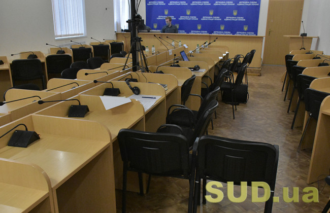 Иностранные члены Этического совета отгородились стульями от журналистов, ФОТО