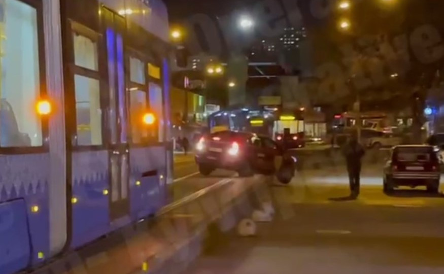 Виїхав, але недалеко заїхав: у Києві «зійшов» з колій автомобіль, відео