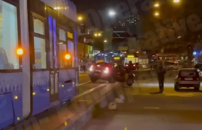 Виїхав, але недалеко заїхав: у Києві «зійшов» з колій автомобіль, відео