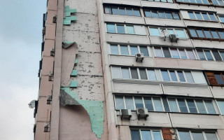 В Киеве ураган снес утеплитель с дома