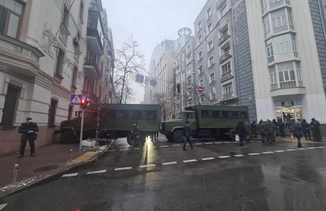 У Києві вантажівками перекрито урядовий квартал