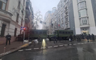У Києві вантажівками перекрито урядовий квартал